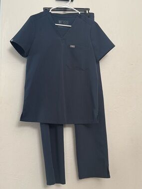 EUC! Figs Women’s Dark Harbor Scrub Set - Catarina & Kade